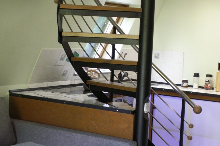Küche Einfache, geschwungene Treppe aus Metall und Holz in einem Wohnraum mit moderner Ausstattung.